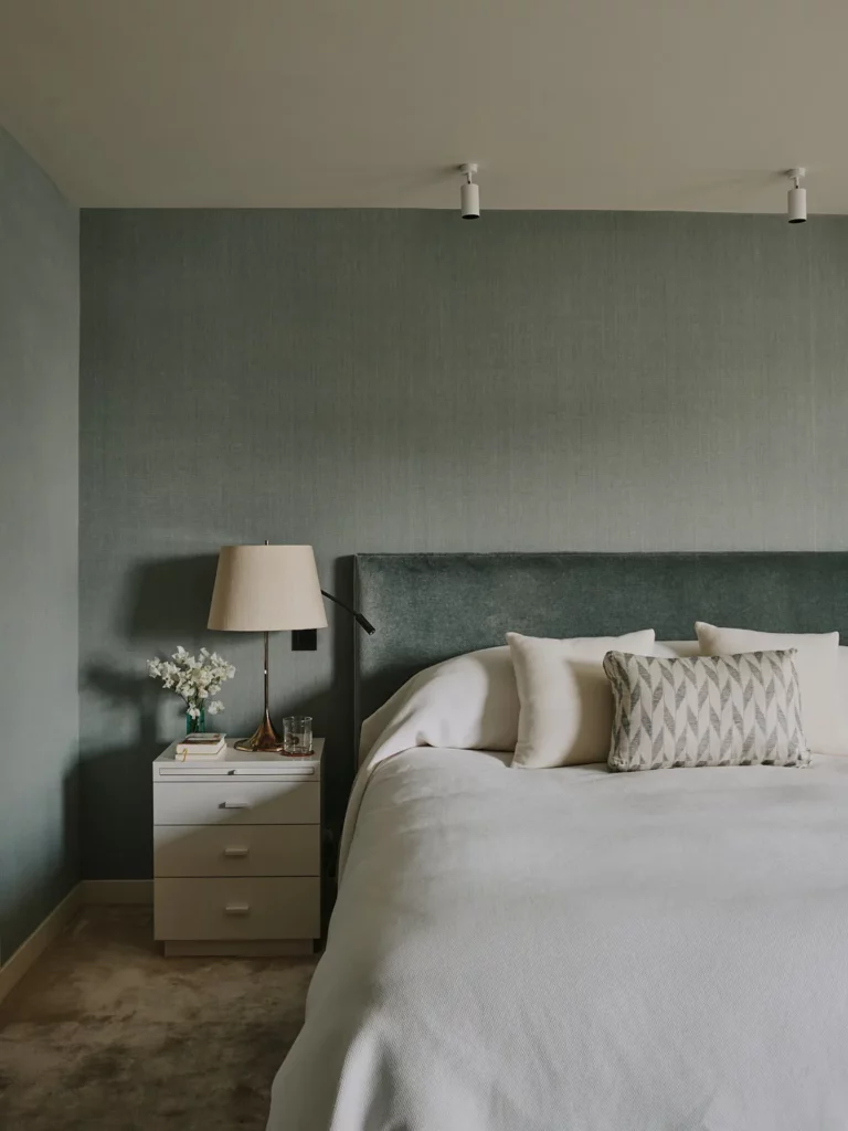 Une couleur de chambre tendance pour cet appartement londonien