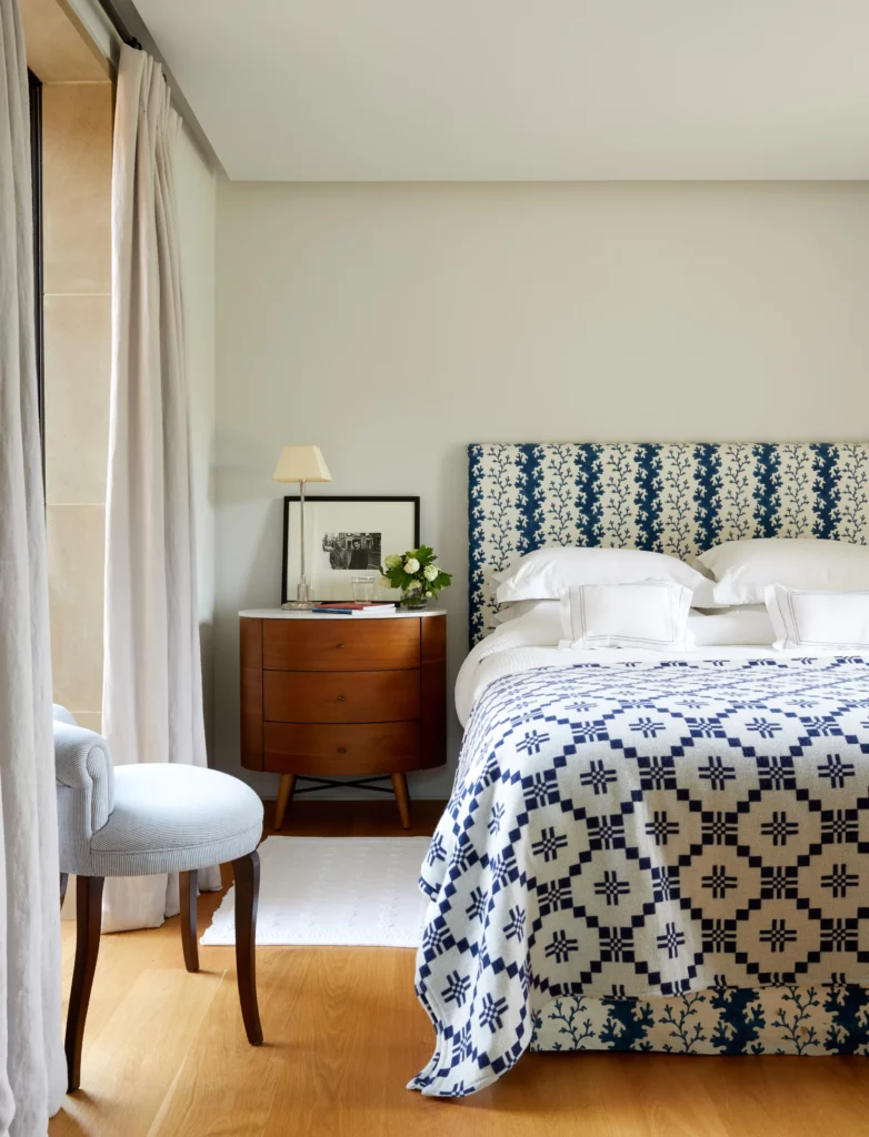 Une déco de chambre à coucher moderne et chaleureuse