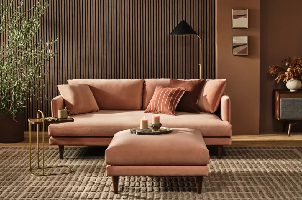 Salon mocha mousse minimaliste avec décoration neutre