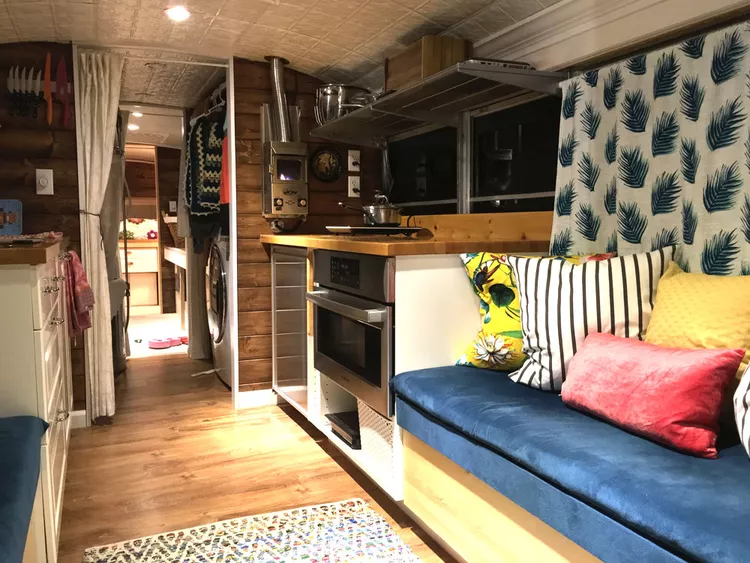 Une famille de 5 dans 12 mètres carrés bus transformé en maison
