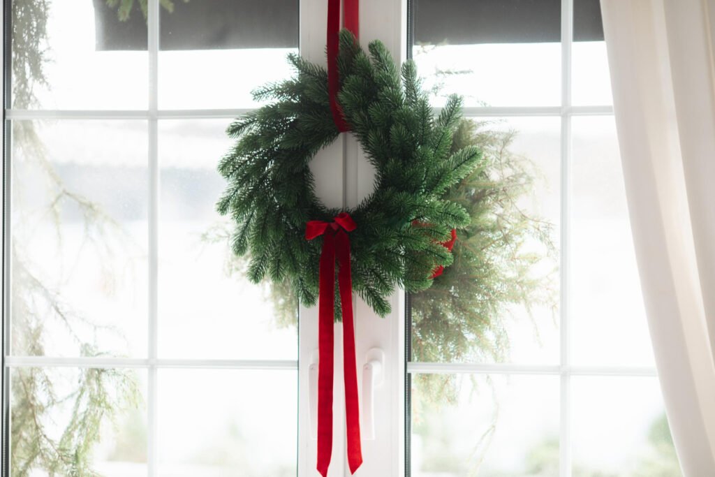 Couronne de Noël À une fenêtre Couronne de Noël À une fenêtre
