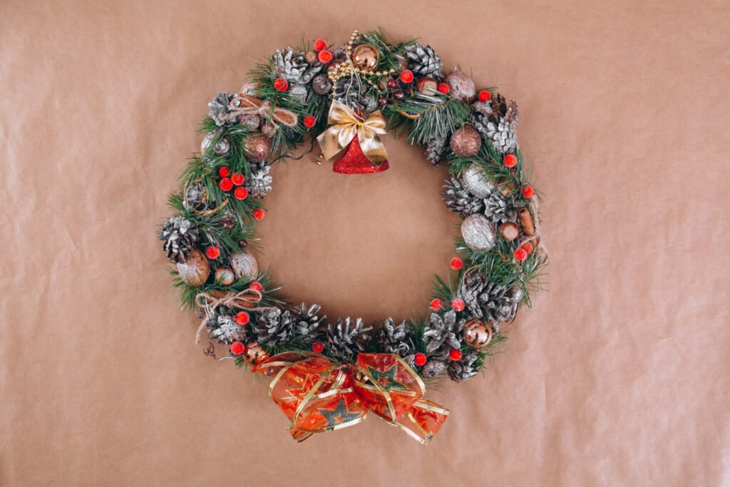 Couronne de Noël rouge & vert sur une porte d'entrée Couronne de Noël rouge & vert sur une porte d'entrée