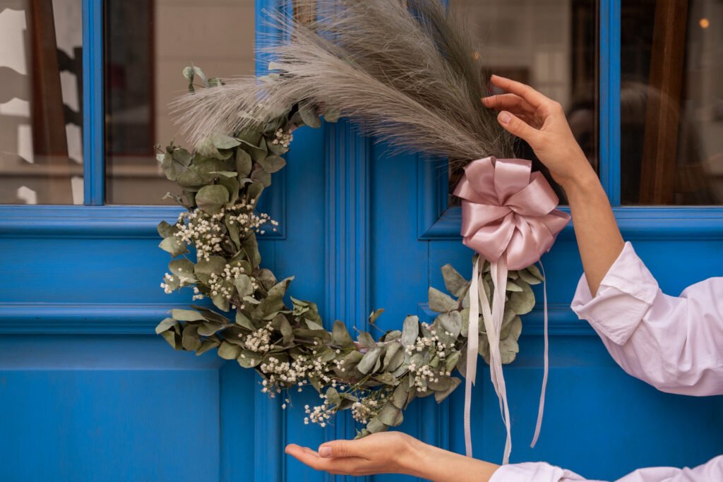 Pourquoi on accroche une couronne à Noël Pourquoi on accroche une couronne à Noël