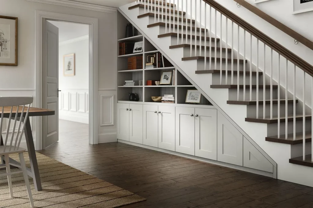 rangements sous escalier étagères modulables flexible et économique