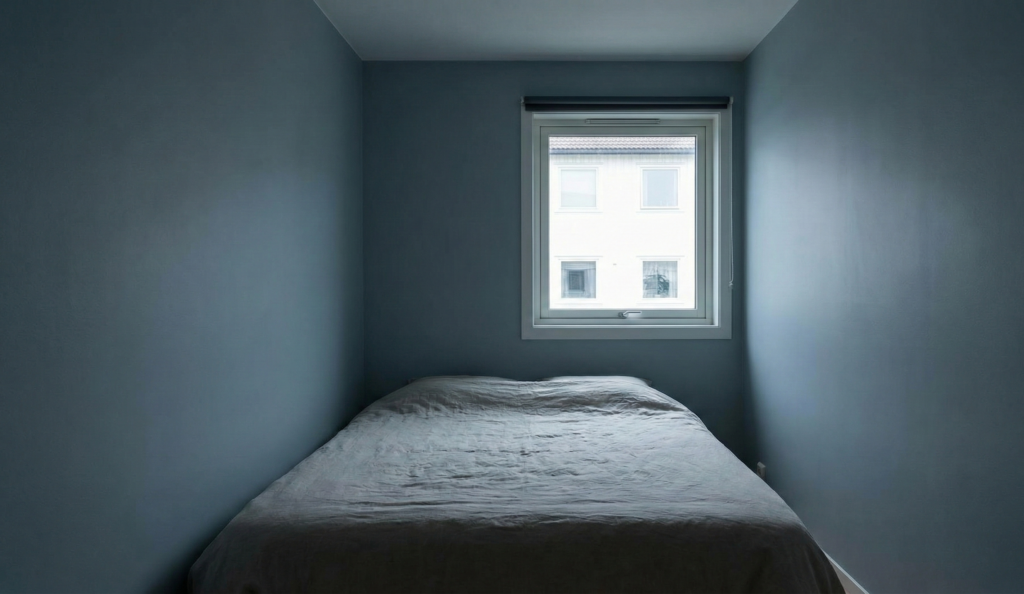 Blue dans une petite pièce sombre orientée nord, où il devient gris et froid