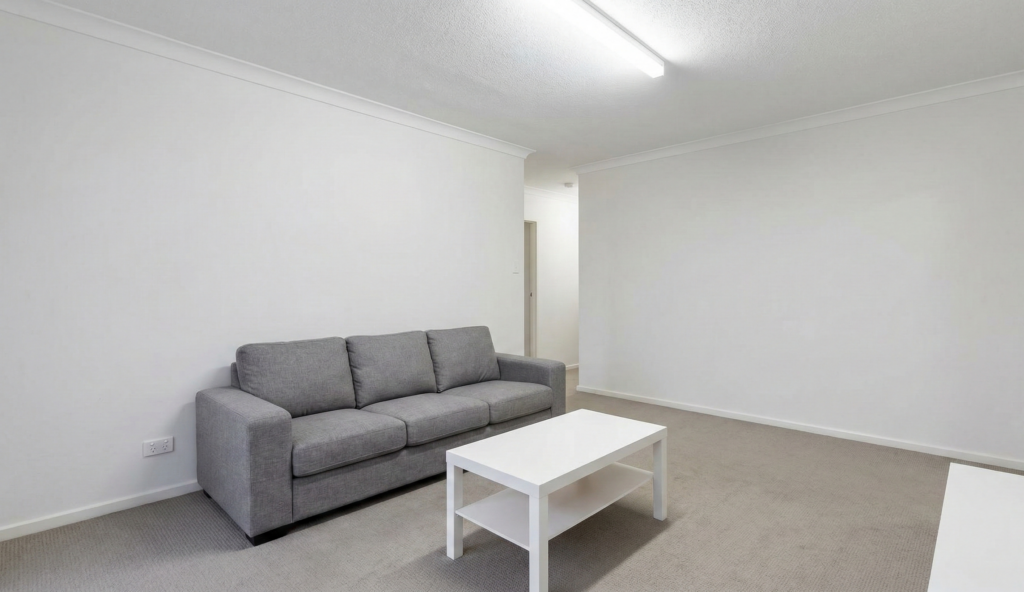 un salon générique, gris et beige. Il est propre, mais totalement dénué de personnalité, ressemblant à un show-room inoccupé un salon générique, gris et beige. Il est propre, mais totalement dénué de personnalité, ressemblant à un show-room inoccupé